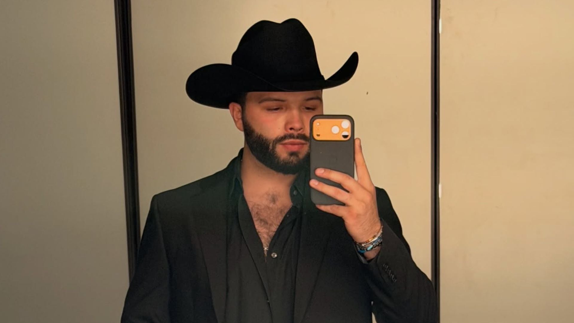 El hijo de Pepe Aguilar se presentó el 16 de mayo en el Lienzo Charro Antonio Aguilar de Zacatecas, pero los videos que circularon en redes sociales revelaron un recinto con mínima asistencia. (Facebook Leonardo Aguilar)
