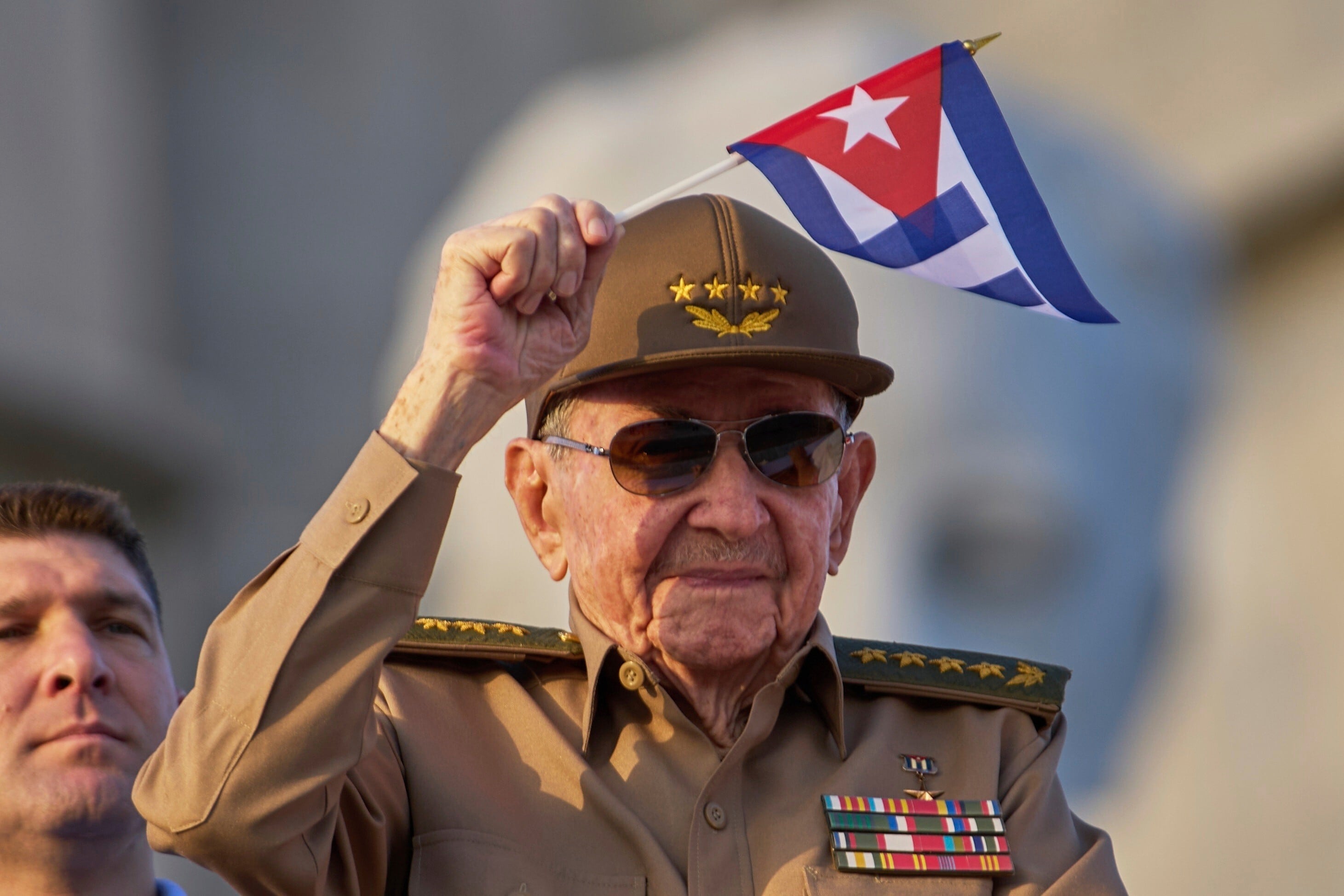 Raúl Castro ondea una bandera nacional cubana durante un desfile del Primero de Mayo en la Plaza de la Revolución en La Habana, 1 de mayo de 2025. (AP Foto/Ramón Espinosa)