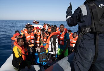 Según cifras oficiales de ambos organismos, al menos 302 migrantes y refugiados han muerto en la ruta del Mediterráneo central en lo que va de año (EFE/ Laila Sieber/Archivo)