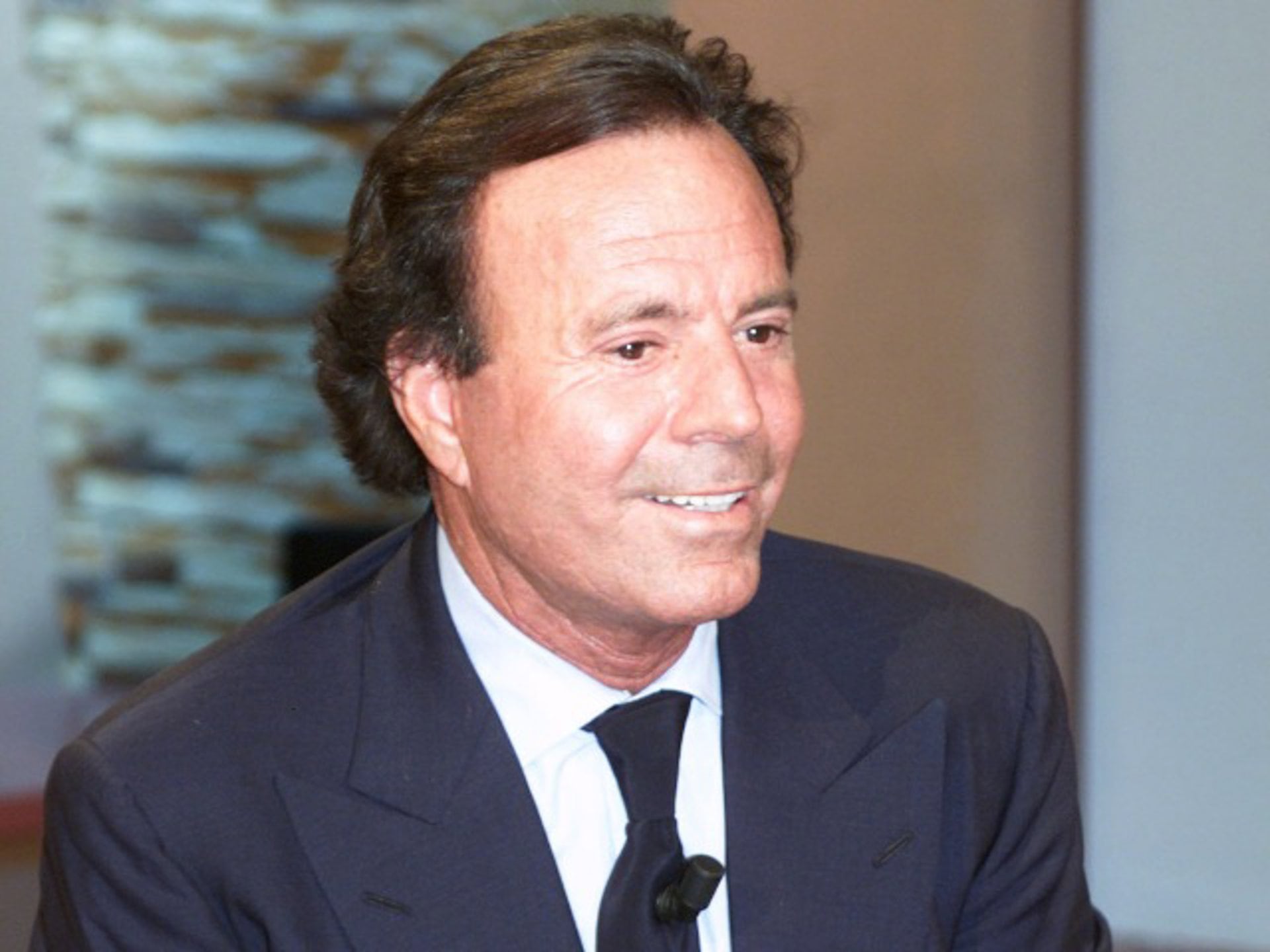 Julio Iglesias tuvo severas lesiones en su columna tras el accidente automovilístico. (EUROPA PRESS)