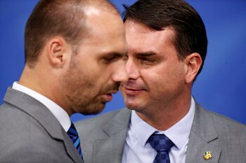 Eduardo Bolsonaro y Flavio Bolsonaro.