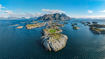 Los estadios de fútbol más originales del mundo: desde imitar a un volcán en México a estar flotando en medio de un archipiélago en Noruega