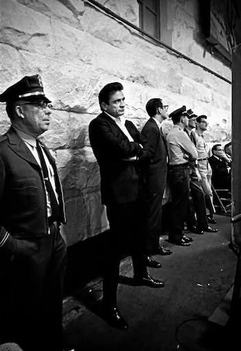 Johnny Cash, de pie junto