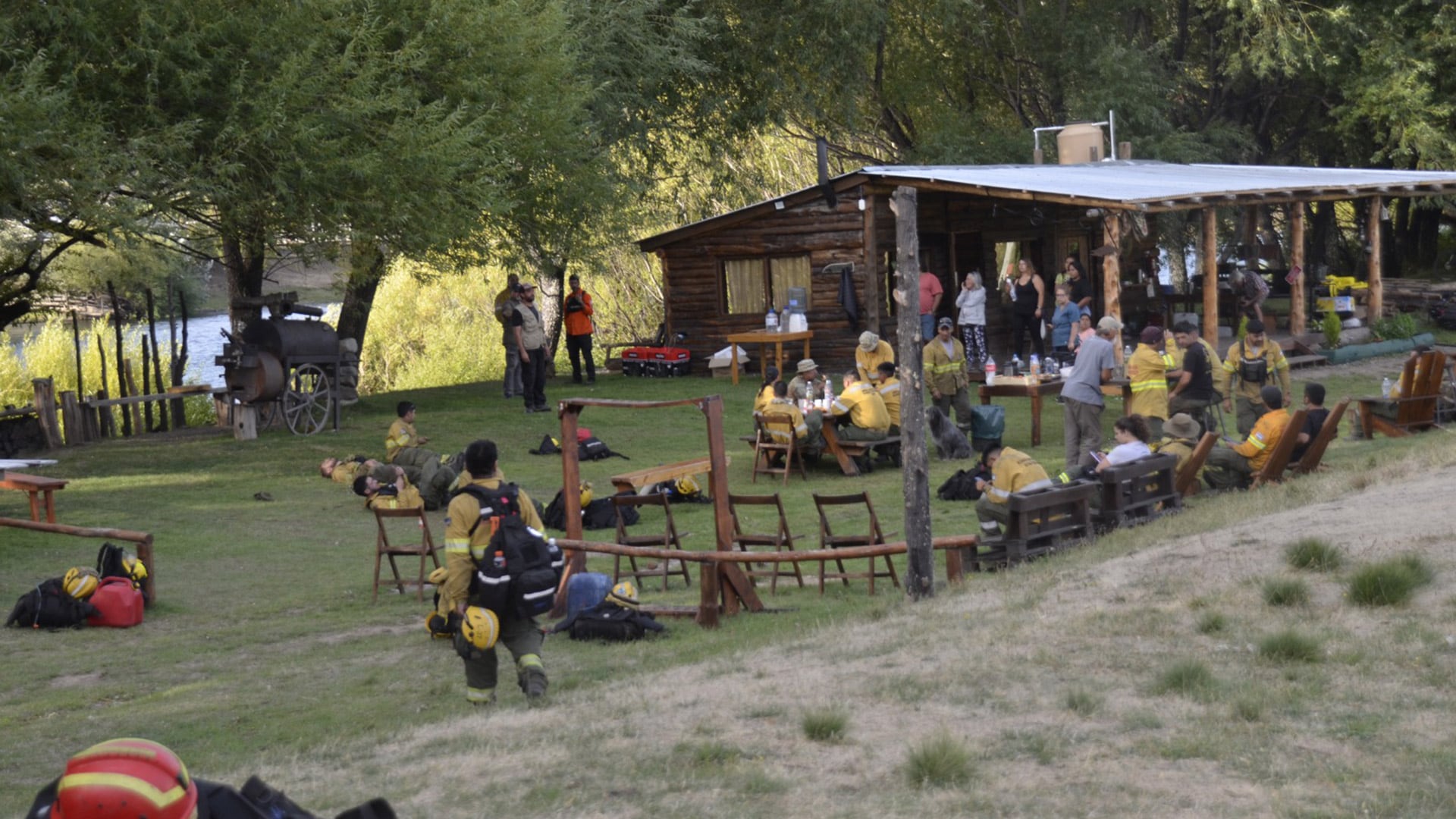 Vecinos colaboran con los bomberos para combatir los incendios en Chubut