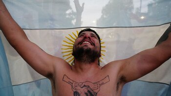 Un fanático extiende la bandera