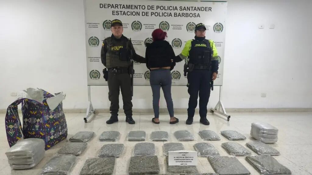 Una mujer fue capturada con más de 29.000 dosis de marihuana, base de coca y tusi listas para distribución escolar en Barbosa, Santander - crédito Policía de Santander