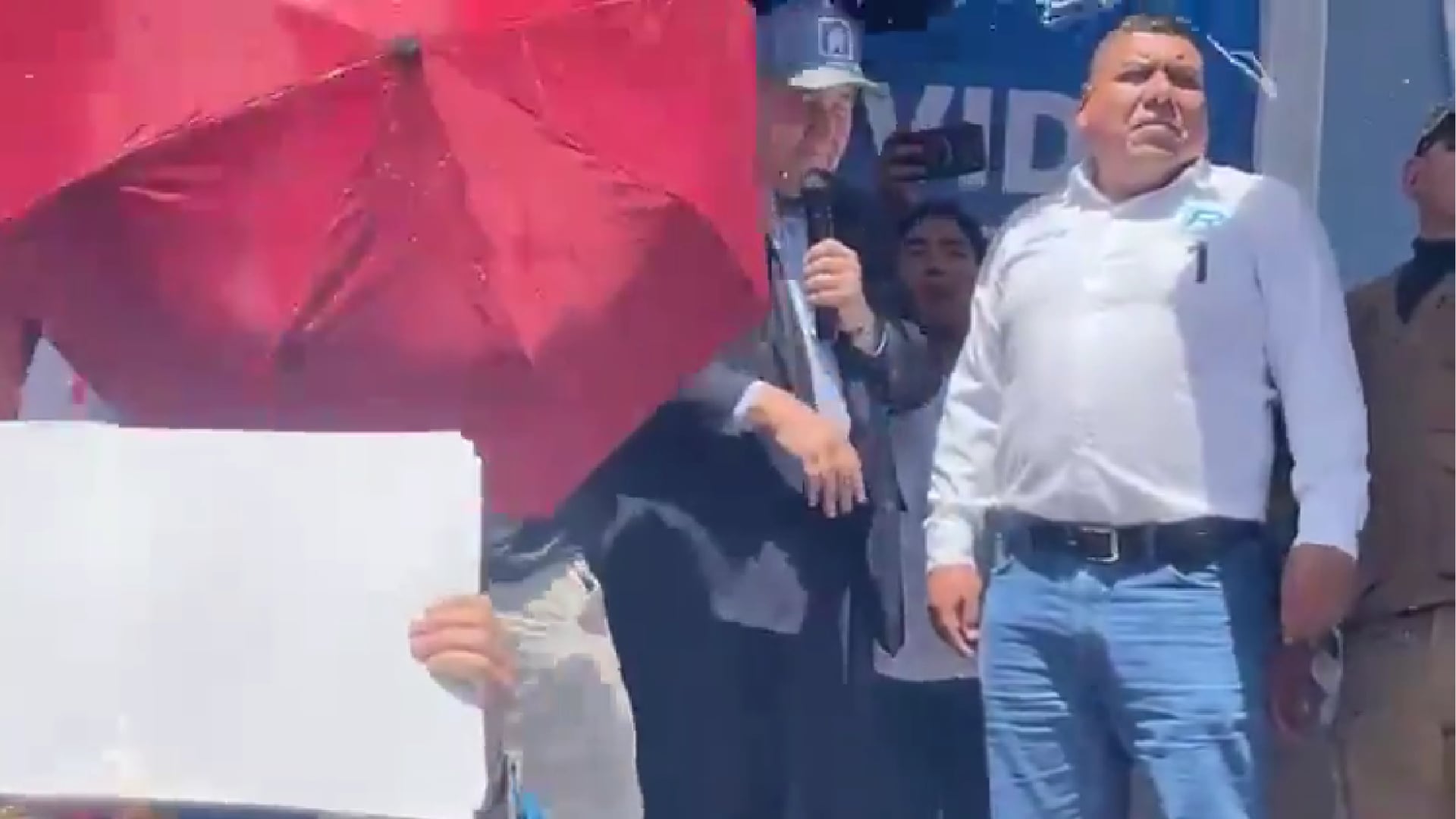 Lanzamiento de huevos, tomates y botellas obligó a interrumpir el discurso en Talavera (Andahuaylas). (Captura de video)