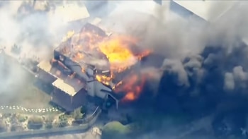 Un incendio forestal arrasa al menos ocho viviendas y fuerza evacuaciones masivas en el sur de California