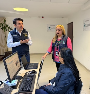 Arturo Medina, supervisa el puesto de mando de Alerta Nacional de Búsqueda Inmediata.
Crédito: X/ @rosaicela_