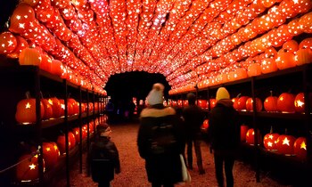 Unas personas caminan dentro de