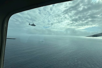 Un helicóptero militar chino vuela cerca de una aeronave filipina en el banco de arena Scarborough (AP foto/Joeal Calupitan/Archivo)