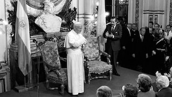Juan Pablo II junto al Presidente Raúl Alfonsín ante autoridades e invitados especiales