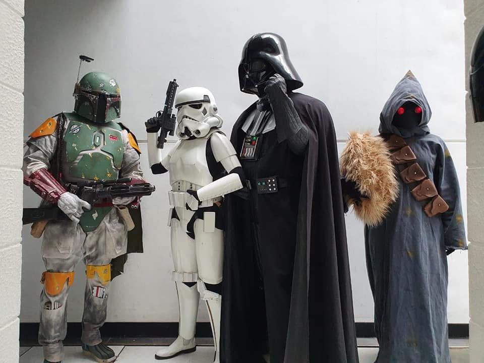 Entusiastas de la Legión 501 exhiben sus impresionantes cosplays de Darth Vader, Boba Fett, un Stormtrooper y un Jawa