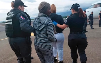 La Policía Profesional de Migración deportó este miércoles 26 de agosto a 20 extranjeros mediante un vuelo chárter que partió del Aeropuerto Internacional Juan Santamaría. Crédito: Teletica