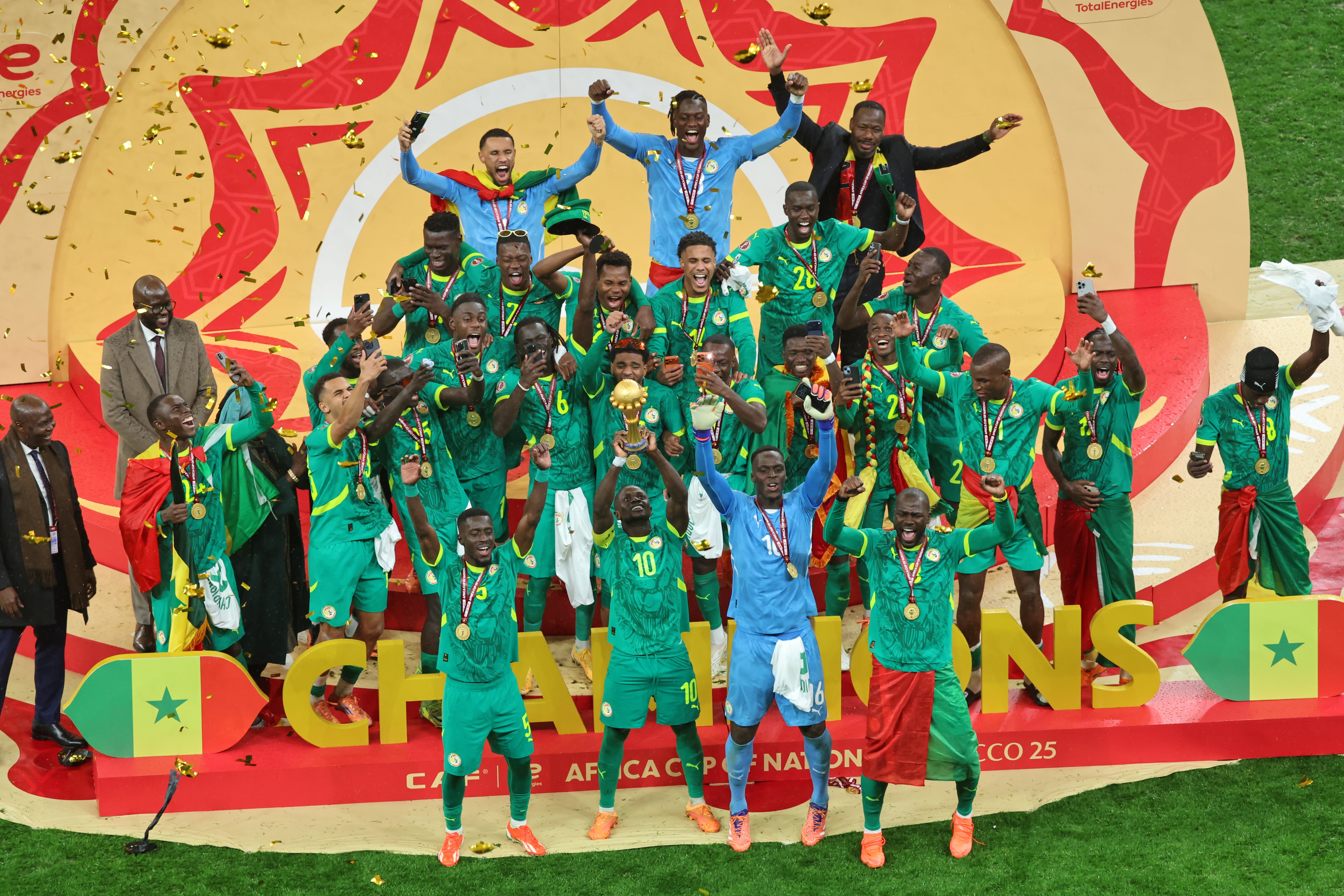 A pesar de los inconvenientes, Senegal levantó el trofeo ante Marruecos (Foto AP/Youssef Loulidi)