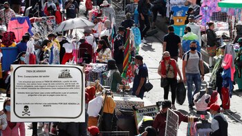 Esta es la carta con amenaza de muerte por parte del 'Tren de Aragua' a comerciantes de San Victorino - crédito EFE y Redes Sociales/Montaje de Infobae