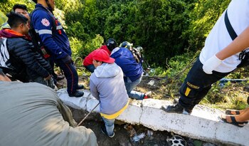 CONRED atendieron una emergencia vial registrada en el sector El Molino, Chichicastenango. (Foto cortesía CONRED)