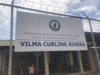 La Unidad de Género de Desamparados dirigió un allanamiento en el CAI Vilma Curling Rivera como parte de una investigación contra tres privadas de libertad. (Cortesía)