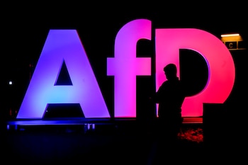 ARCHIVO - Un hombre, frente al logo de AfD en la sede del partido en Berlín, Alemania, el 23 de febrero de 2025, tras las elecciones generales en el país (AP Foto/Michael Probst, archivo)