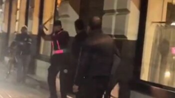 El agente porteño le propinó