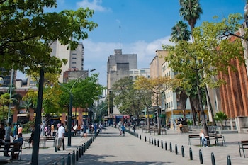 Escaleras mecánicas públicas y murales de arte urbano en barrios de ladera, ejemplos de la transformación social y la conectividad peatonal de la ciudad de Medellín - crédito Alcaldía de Medellín