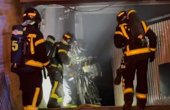 Los Bomberos de Madrid sacando las bicicletas eléctricas de los trasteros. (Emergencias de Madrid)