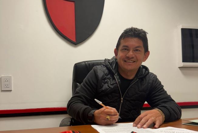 El Pulga, al momento de firmar su contrato en 2025