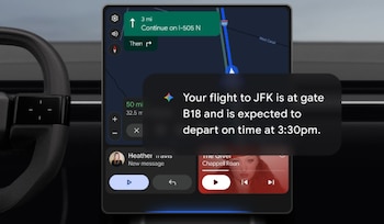Pantalla táctil en el tablero de un vehículo con un mapa de navegación, un aviso de texto sobre un vuelo y controles de reproducción multimedia