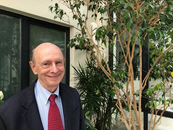 El prestigioso virólogo Harvey Alter,