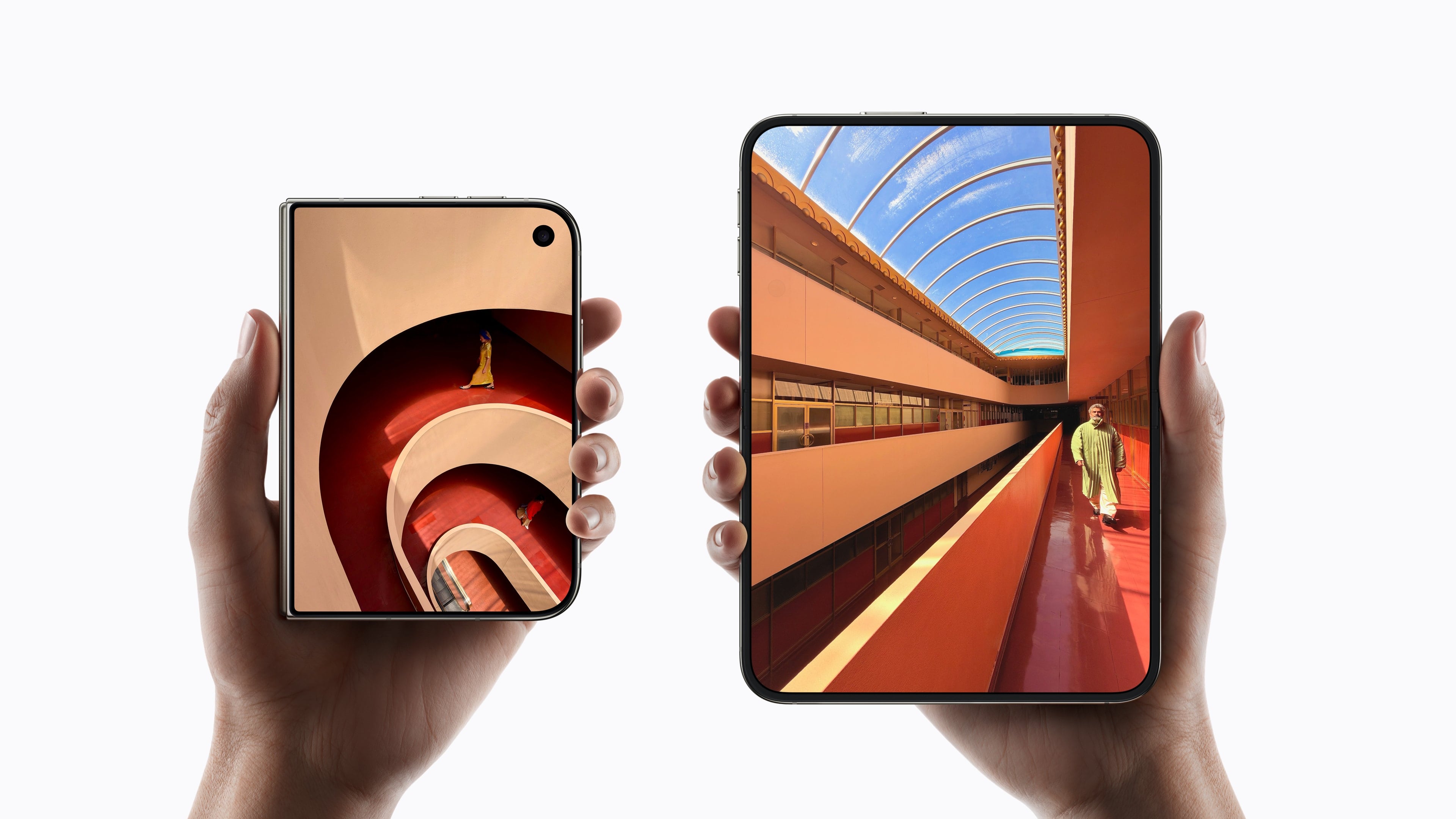 Dos manos sostienen un teléfono inteligente plegable en sus estados cerrado y desplegado sobre un fondo blanco. (Apple)