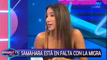 Samahara Lobatón en un plató de televisión con un rótulo con el logotipo del programa Magaly TV La Firme