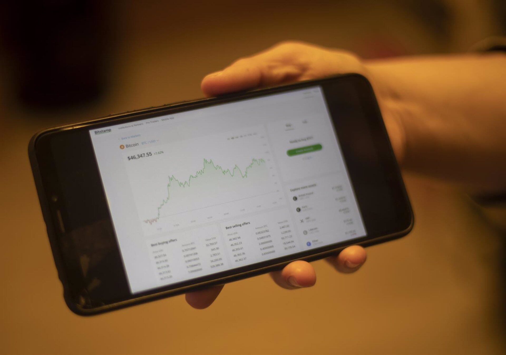Una internauta utiliza la web Bitstamp para invertir en criptomonedas, en Madrid (España) Eduardo Parra - Europa Press