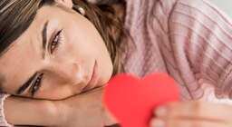 Por qué las personas continúan extrañando vínculos dañinos, según un psicólogo