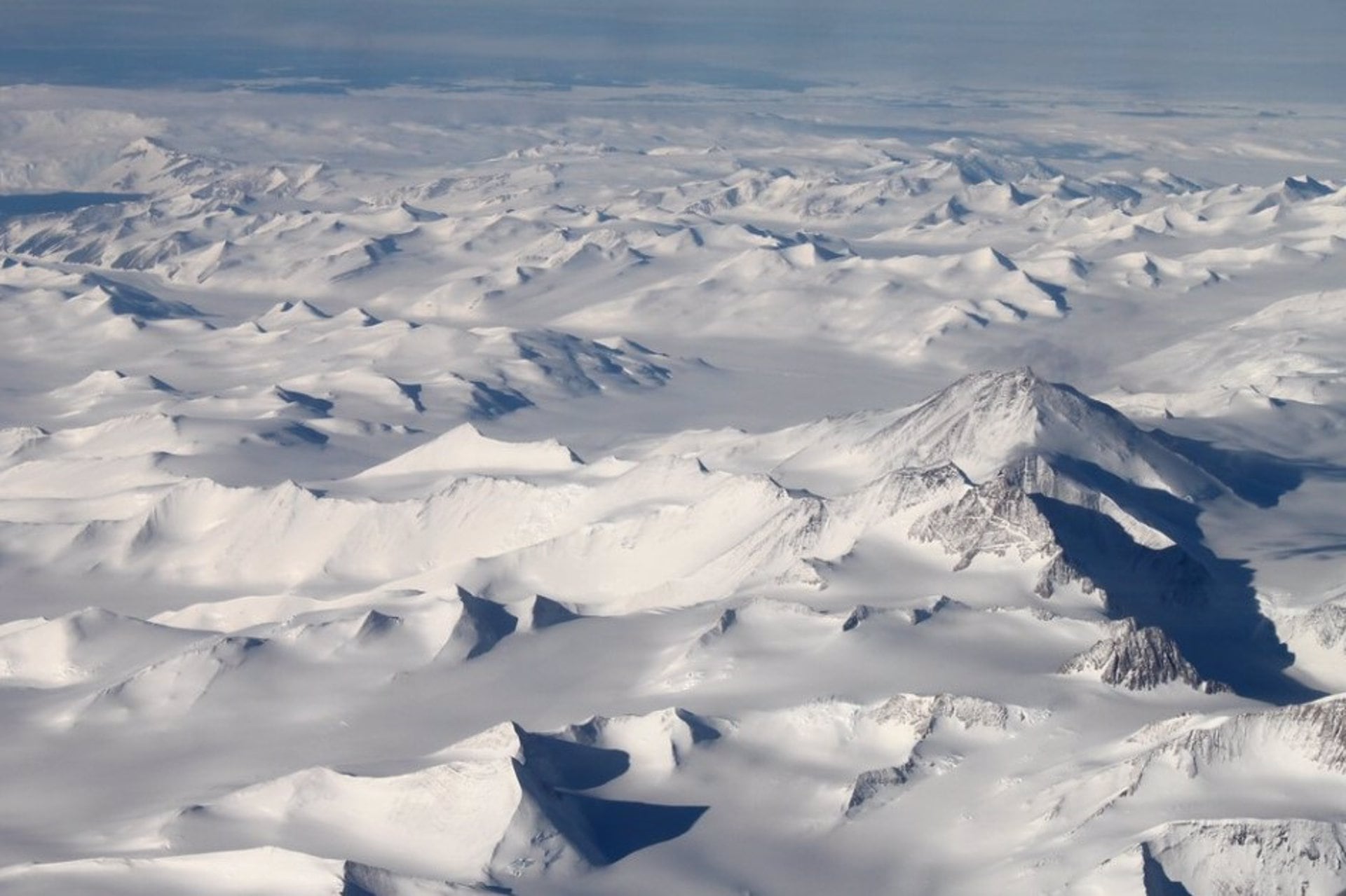 El análisis químico demostró que rocas del interior antártico llegaron al mar arrastradas por icebergs durante el retroceso del hielo (FLICKR)