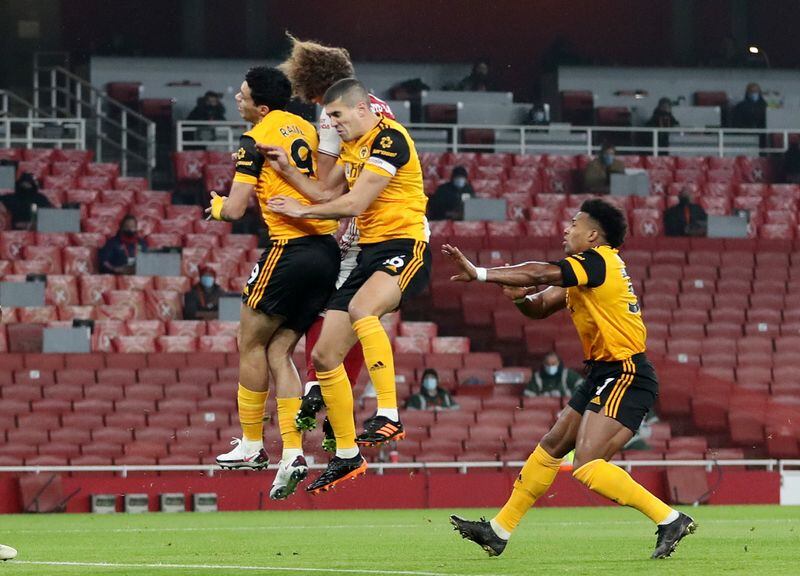 IMAGEN DE ARCHIVO. El delantero del Wolverhampton Wanderers Raúl Jiménez choca con su cabeza con el defensor del Arsenal David Luiz en el partido por la Liga Premier, en el Emirates Stadium, Londres, Inglaterra - Noviembre 29, 2020. Pool vía REUTERS/Catherine Ivill