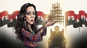Caricatura de Rosario Murillo en primer plano, sosteniendo una estructura de andamios que se eleva sobre la silueta de Daniel Ortega sentado; banderas del FSLN al fondo.