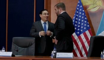 Marco Antonio Villeda junto a