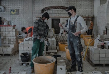 Personas en formación aprendiendo a