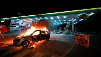 Un vehículo prendido fuego en