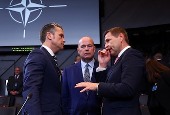 El representante permanente de Estados Unidos ante la OTAN, Matthew Whitaker, el secretario de Defensa estadounidense, Pete Hegseth, y el ministro de Defensa de Estonia, Hanno Pevkur, conversan durante una reunión de ministros de Defensa de la OTAN en la sede de la Alianza en Bruselas, Bélgica, el 5 de junio de 2025. REUTERS/Yves Herman