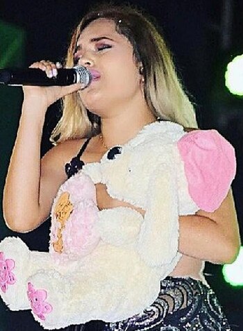 Lesly Águila le cantó a