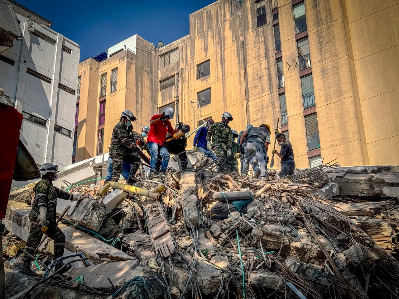 El terremoto de magnitud 7,4 del pasado lunes causó la muerte de casi 300 personas y destruyó miles de edificios. Al menos 140 personas siguen desaparecidas, según informaron las autoridades