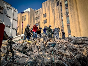 Si avanza la modificación normativa, Obras por Impuestos financiaría la recuperación de viviendas, vías, hospitales, escuelas, parques y servicios esenciales afectados por el terremoto - crédito @COL_EJERCITO/X