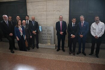 La placa permanecerá en la