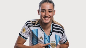 Tiene 17 años, su papá fue un afamado delantero y tiene una hamburguesa con su nombre: la nueva estrella de la selección femenina