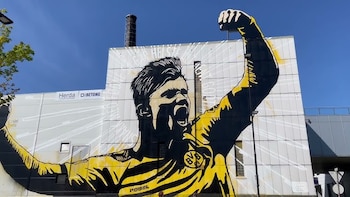 Un mural de Haaland en Bryne que ensalza al héroe nacional