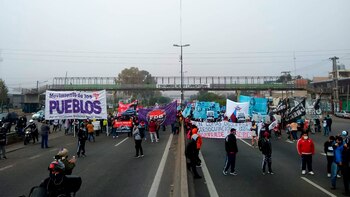 Los manifestantes bloquean ambas manos