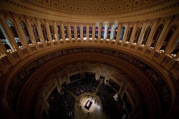 El féretro envuelto en una