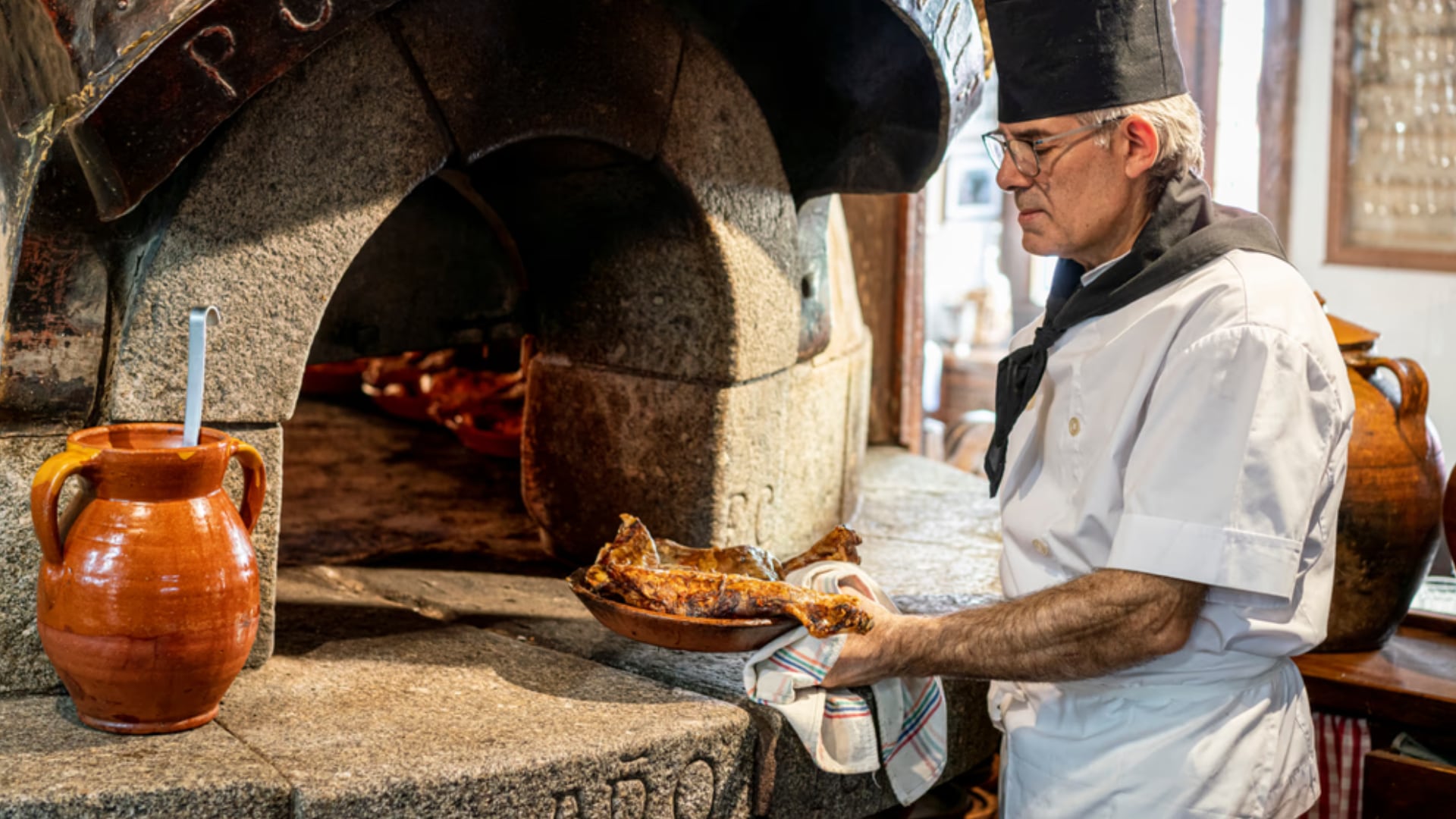 Horno de leña árabe con corderos preparándose. (Posada de la Villa)