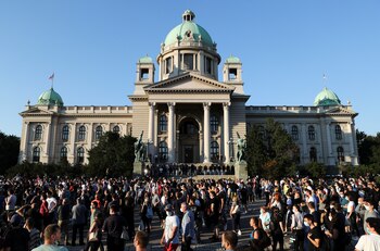 Oficiales de policía hacen guardia